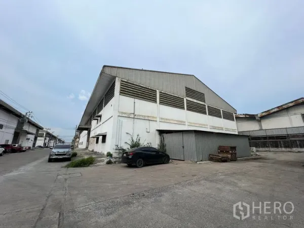 คลังสินค้า ให้เช่าในBang Sao Thong, Samut Prakan - มุมอาคารโกดังสีขาวขนาดใหญ่ตั้งบนถนนอุตสาหกรรม