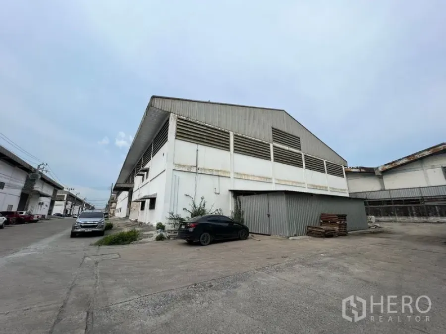 คลังสินค้า ให้เช่าในBang Sao Thong, Samut Prakan - มุมอาคารโกดังสีขาวขนาดใหญ่ตั้งบนถนนอุตสาหกรรม
