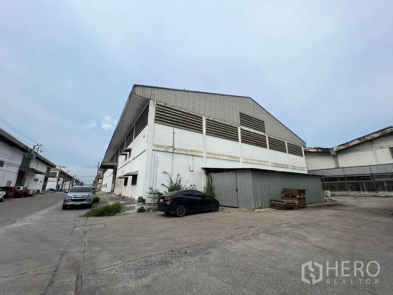 คลังสินค้า ให้เช่าในBang Sao Thong, Samut Prakan - มุมอาคารโกดังสีขาวขนาดใหญ่ตั้งบนถนนอุตสาหกรรม