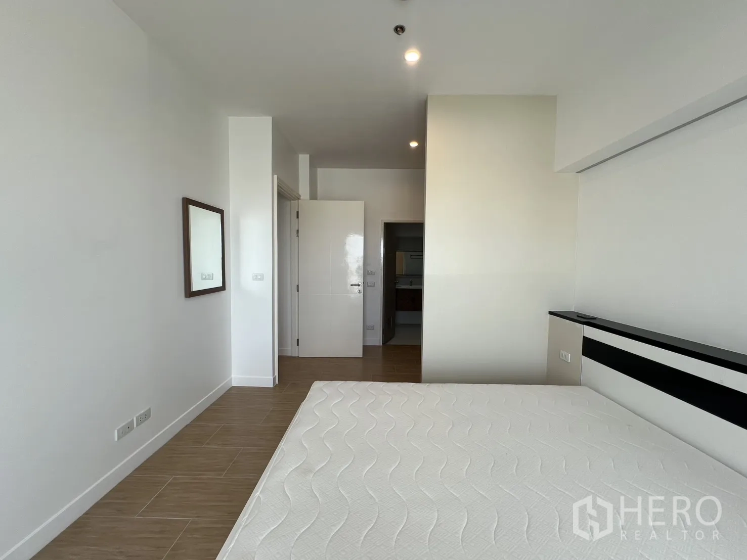 Condominium for rent in Bang Kapi, Bangkok - Bright ensuite bathroom with glass shower and rainfall showerhead.