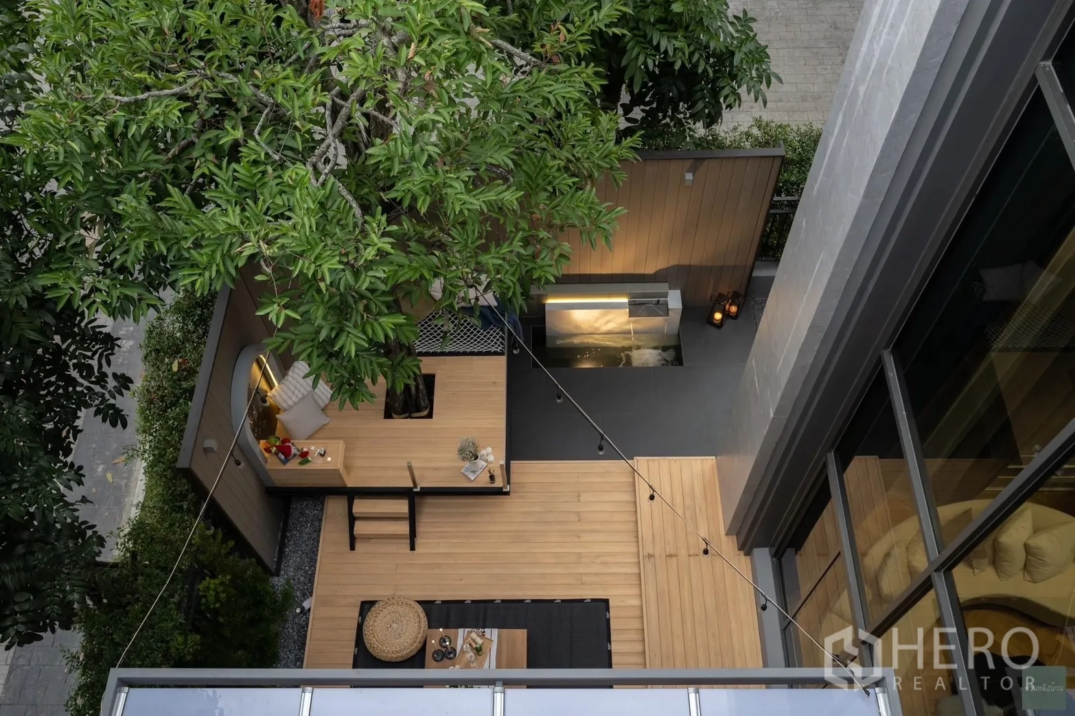 บ้าน ให้เช่าหรือขายในPhra Khanong, Bangkok - มุมมองจากด้านบนของคอร์ตยาร์ด เห็นต้นไม้ แพลตฟอร์มไม้ และสระน้ำ