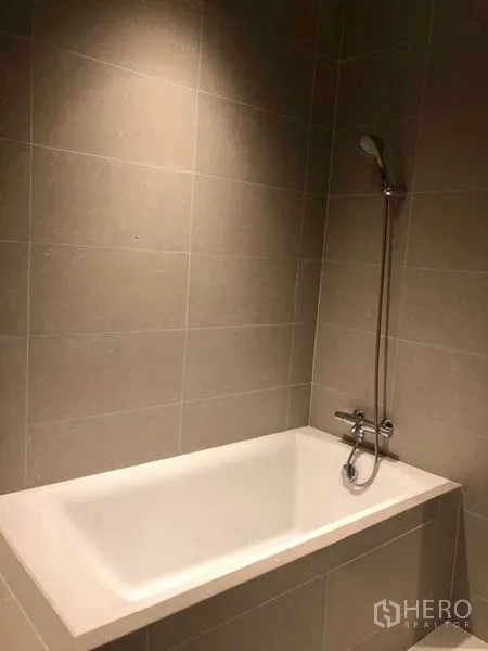 คอนโด ให้เช่าในPathum Wan, Bangkok - ห้องนอนแขก เตียงคิง วอลเปเปอร์สีน้ำเงิน และโต๊ะทำงาน