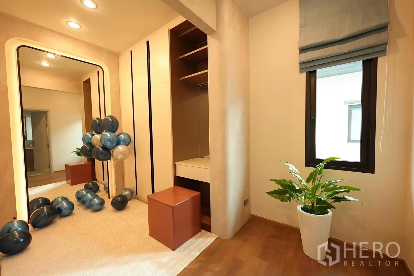 Detached House for rent in Bang Phli, Samut Prakan - Dressing area with full-height mirror, built-in storage, and stool.