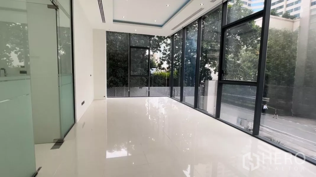 零售空间 出租 - 开阔的展厅，整面落地玻璃俯瞰街景。