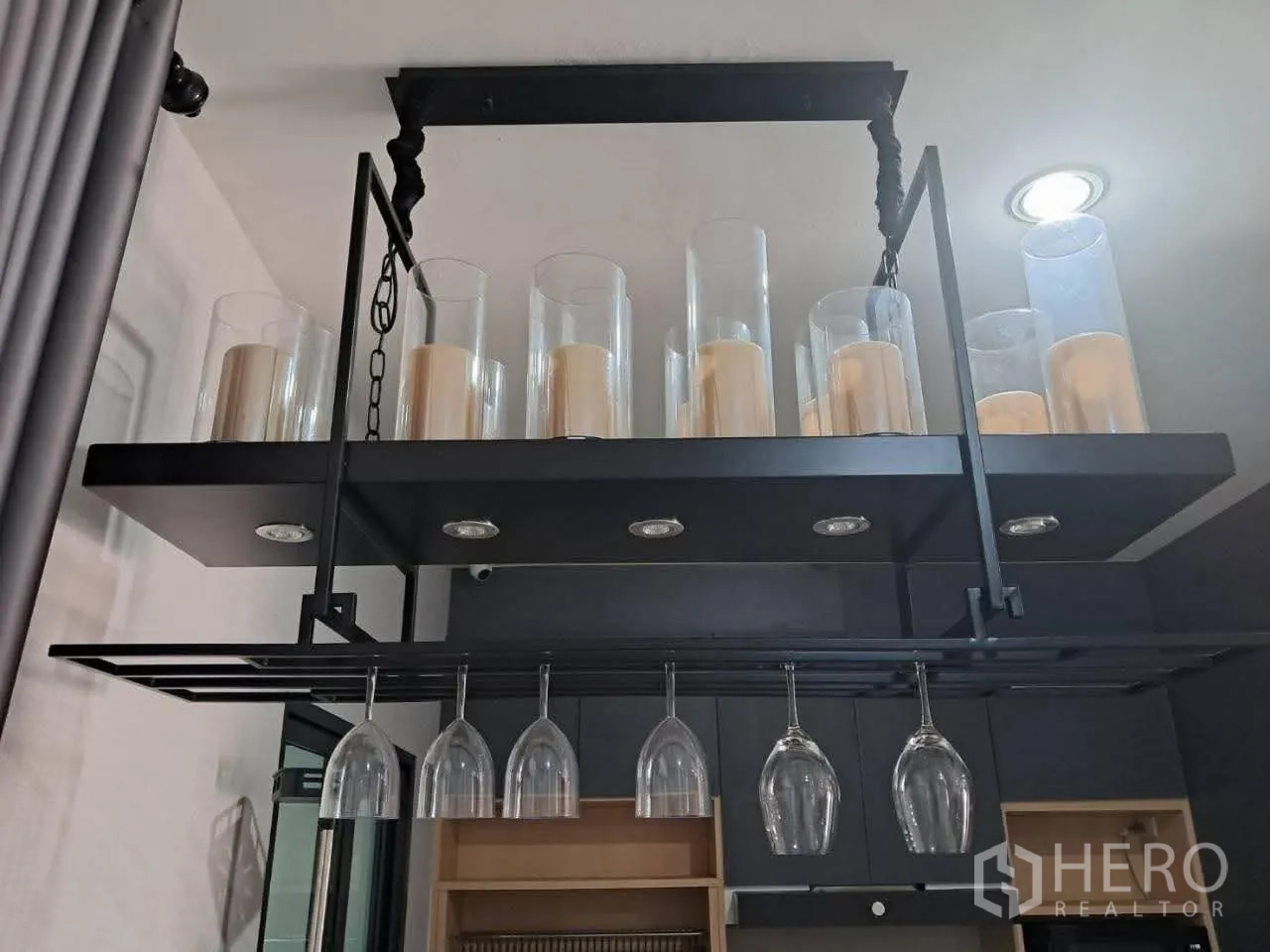 联排别墅 for rent in Bang Kapi, Bangkok - 吊顶酒杯架与蜡烛装饰，位于台面上方。