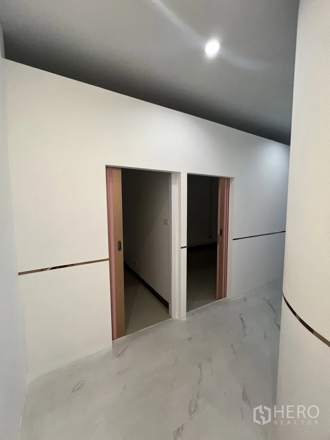 零售空间 出租在Watthana, Bangkok - 走道两侧粉色推拉门，进入内室。