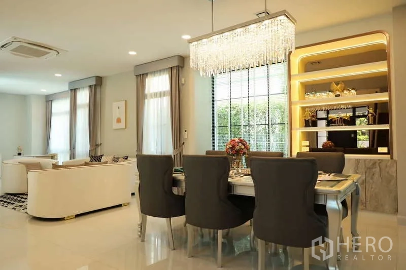 独立式住宅 出租或出售在Saphan Sung, Bangkok - 餐厅配水晶吊灯与发光展示架