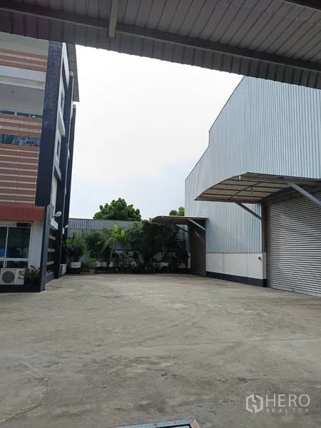 工厂 出售在Ban Phaeo, Samut Sakhon - 办公楼与仓库之间的开放庭院，配卷闸门和雨棚
