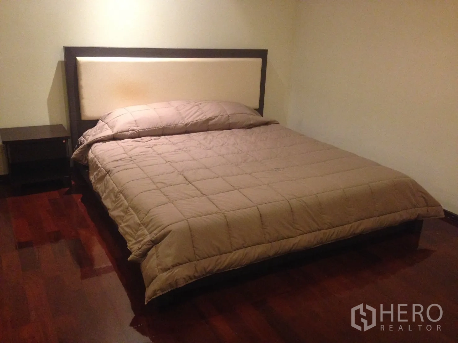 คอนโด ให้เช่าในWatthana, Bangkok - ห้องนอนที่สองพร้อมเตียงควีน เฮดบอร์ดบุผ้า และโต๊ะข้างเตียงบนพื้นไม้