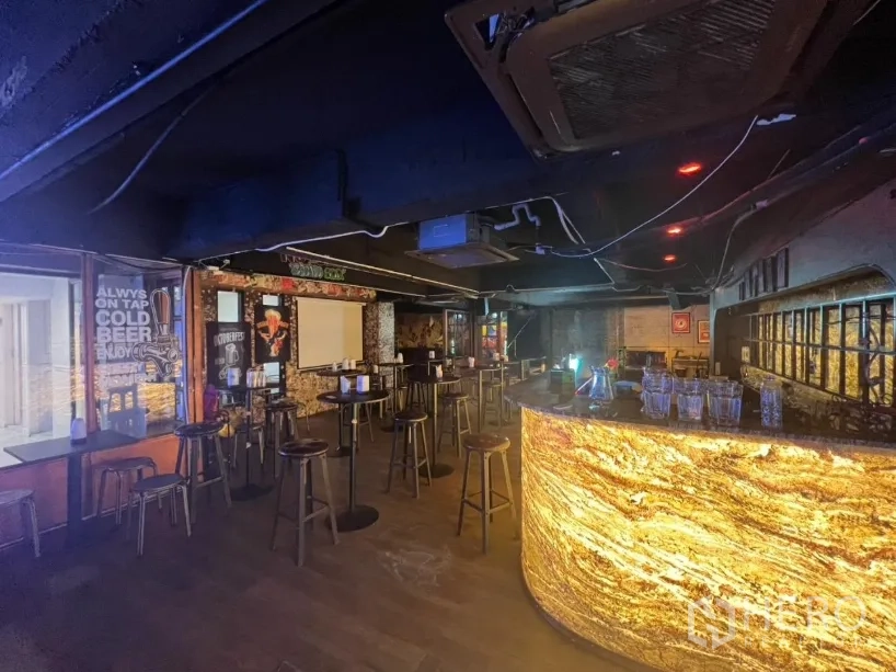 零售空间 出租在Watthana, Bangkok - 工业风酒吧，发光玛瑙吧台和高脚桌