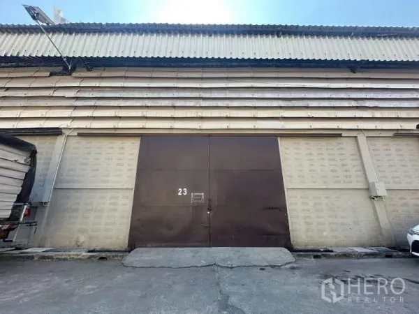 คลังสินค้า ให้เช่าในSathon, Bangkok - ด้านหน้าโกดังพร้อมประตูเหล็กบานคู่และหลังคาลอน ในสาทร กรุงเทพฯ