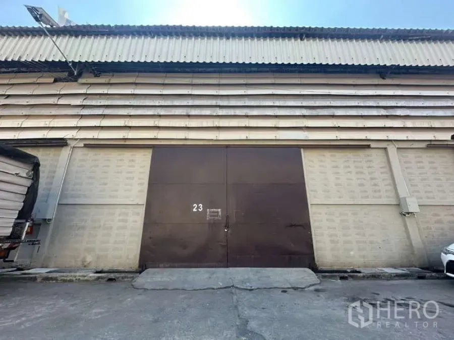 คลังสินค้า ให้เช่าในSathon, Bangkok - ด้านหน้าโกดังพร้อมประตูเหล็กบานคู่และหลังคาลอน ในสาทร กรุงเทพฯ