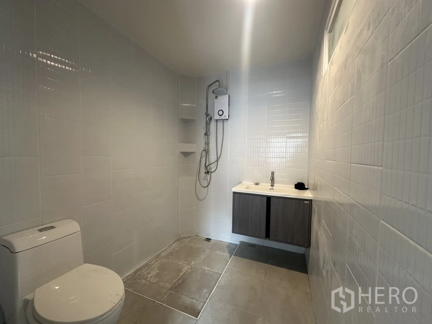 สำนักงานที่บ้าน ให้เช่าในKhlong Toei, Bangkok - ห้องน้ำรีโนเวทใหม่ พร้อมฝักบัวแบบวอล์กอิน เคาน์เตอร์อ่างล้างหน้า และเครื่องทำน้ำร้อน
