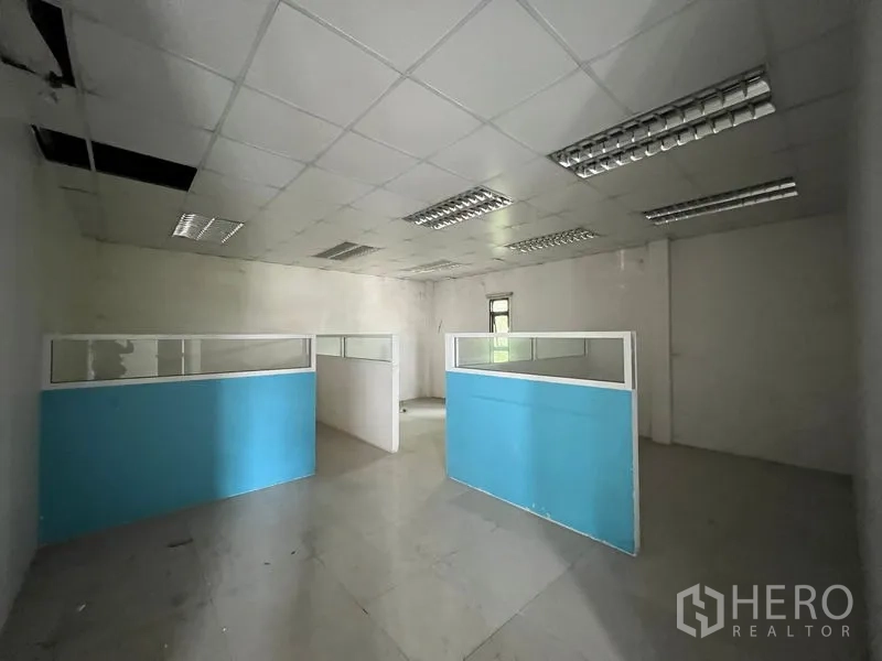 零售空间 出租在Saphan Sung, Bangkok - 办公室配吊顶与隔断工位。