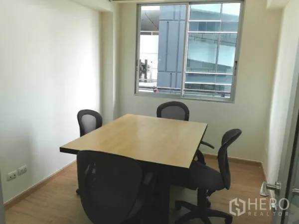 办公空间 出租在Khlong Toei, Bangkok - 采光良好的会议室，木质会议桌与网布椅，窗外可见通罗站附近景观