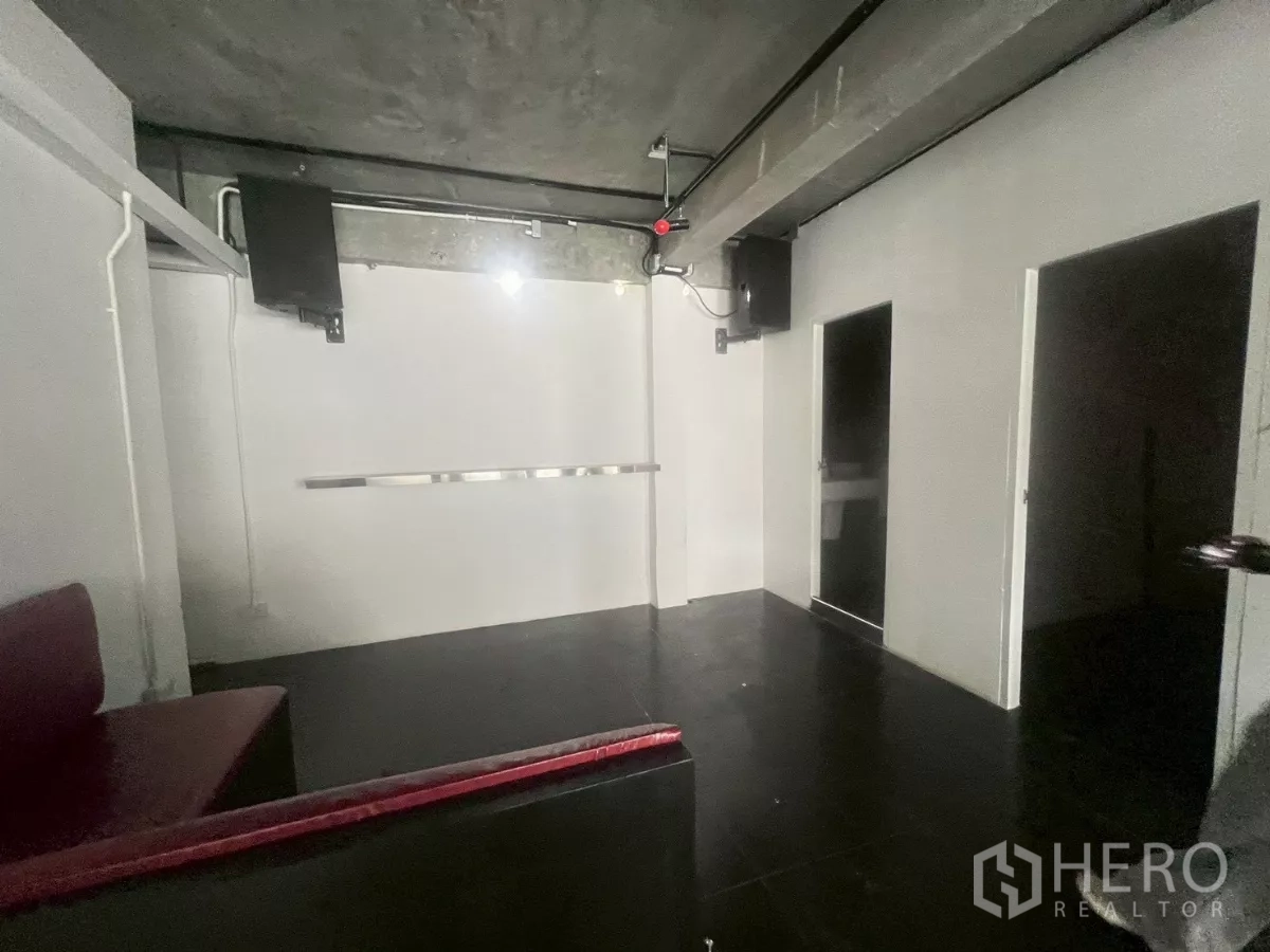 อาคารพาณิชย์ ให้เช่าในWatthana, Bangkok - ห้องพื้นกระเบื้องสีดำ ฝ้าเดินงานระบบเปลือย พร้อมเคาน์เตอร์บาร์เล็ก.