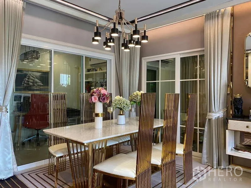 บ้าน ให้เช่าหรือขายในBueng Kum, Bangkok - ห้องทานอาหาร โต๊ะหินอ่อน เก้าอี้พนักพิงสูง และโคมไฟแชนเดอเลียร์