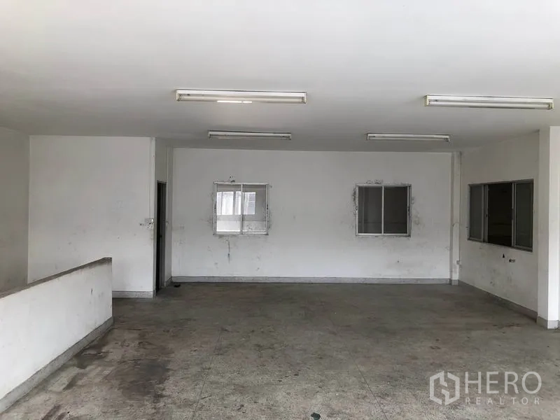 工厂 出租在Nonthaburi - 开放式办公室，配荧光灯与推拉窗。