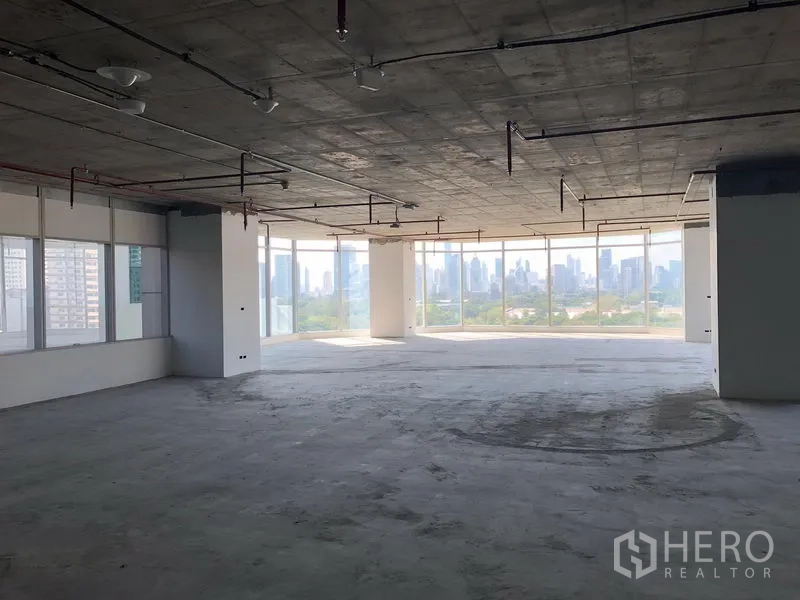 สำนักงาน ให้เช่าในWatthana, Bangkok - พื้นที่สำนักงานแบบเชลแอนด์คอร์ แปลนเปิดโล่ง เพดานเปลือย กระจกเต็มบาน มองเห็นสกายไลน์กรุงเทพฯ.
