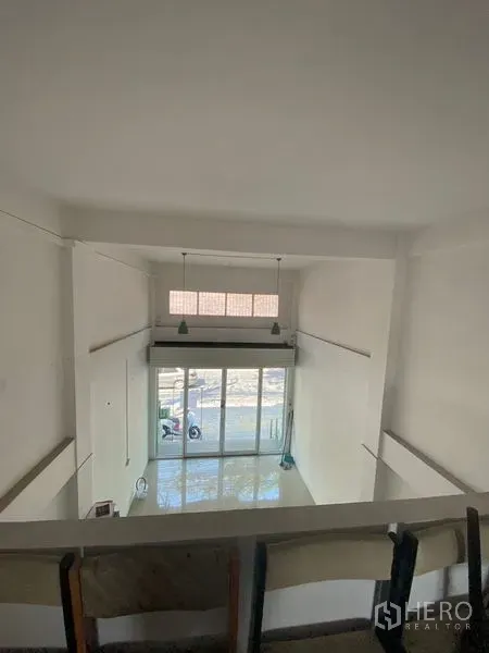 店屋 出租或出售在Suan Luang, Bangkok - 从夹层俯瞰通高玻璃门面的明亮店面区。