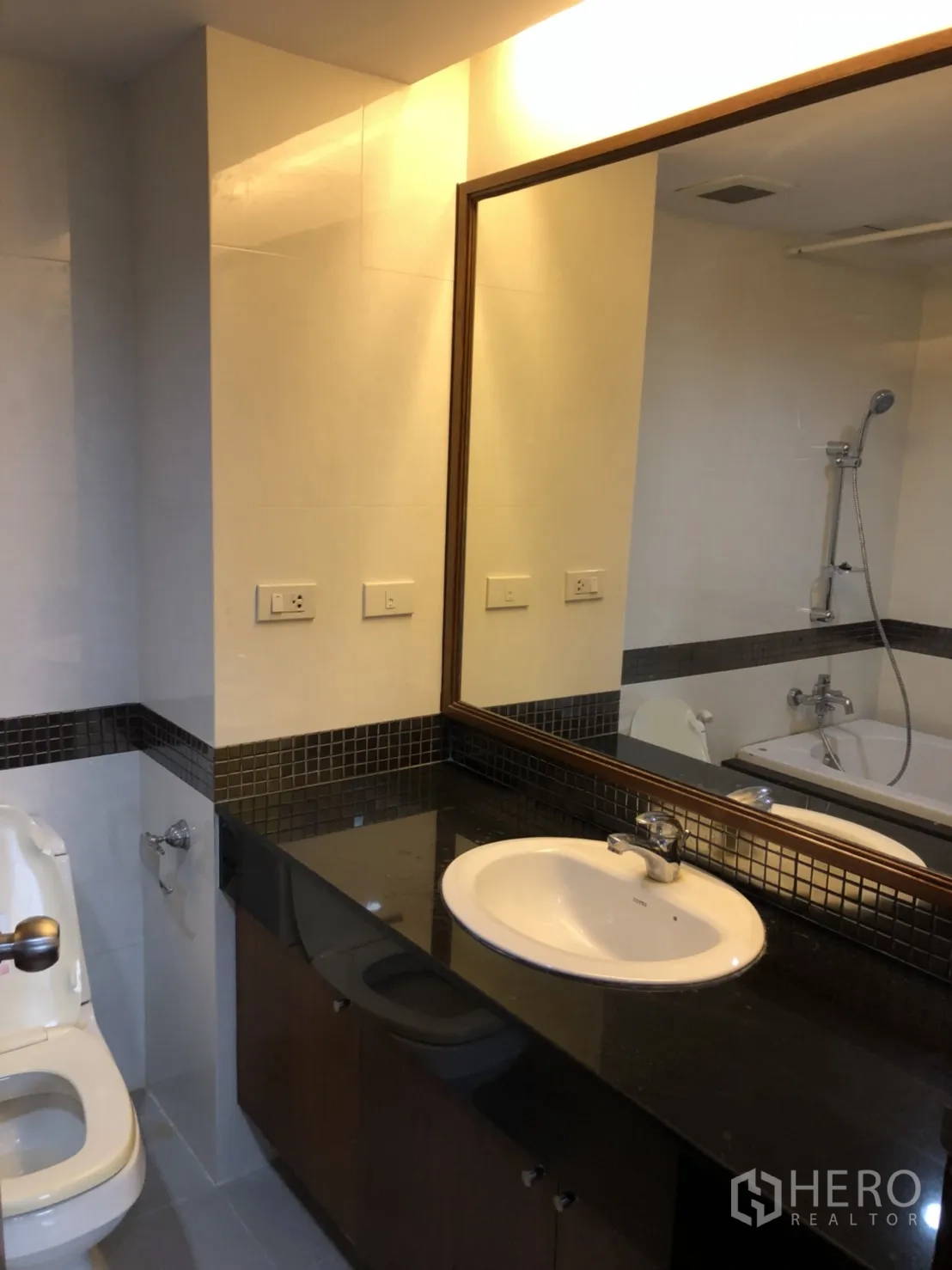 คอนโด ให้เช่าในWatthana, Bangkok - ห้องน้ำ เคาน์เตอร์หินแกรนิตสีดำ อ่างล้างหน้า และอ่างอาบน้ำ