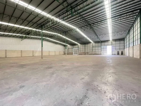 工厂 出租在Bang Pakong, Chachoengsao - 仓库内部宽敞，高钢结构、LED灯带与混凝土地面。
