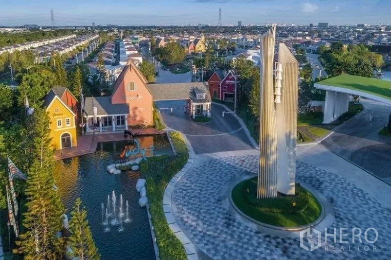 ทาวน์เฮาส์ ให้เช่าในPrawet, Bangkok - ทางเข้าโครงการแบบมีรั้วรอบขอบชิด มีประติมากรรมแลนด์มาร์ก บ่อน้ำและอาคารสีสัน