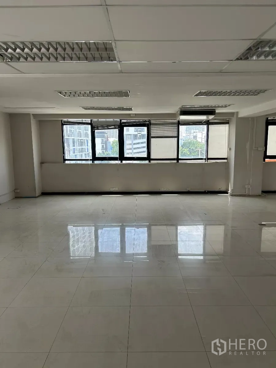 办公空间 出租在Din Daeng, Bangkok - 整排窗户可见城市景观，自然光充盈办公层。