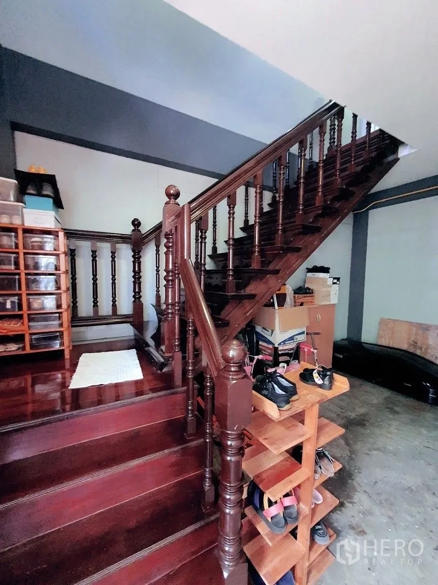 货栈 出租在Lam Luk Ka, Pathum Thani - 建筑内的深色木楼梯及鞋架特写