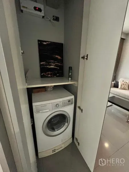 公寓 出租在Bang Rak, Bangkok - 内置柜体中的前置洗衣机与储物层。