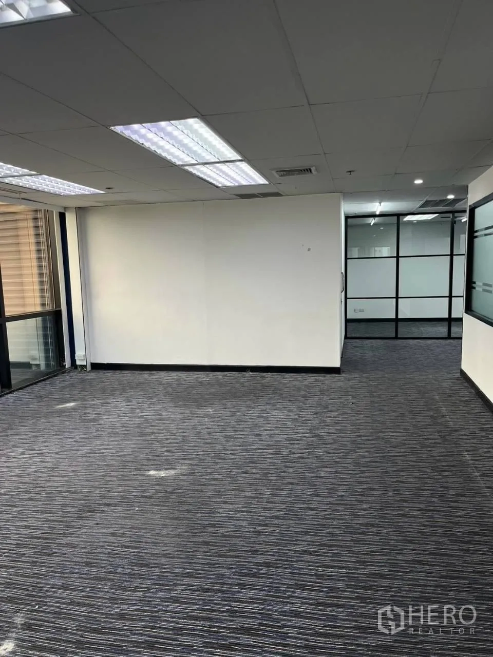 Office Space for rent in Khlong Toei, Bangkok - Open office zone leading to partitioned rooms and corridor.