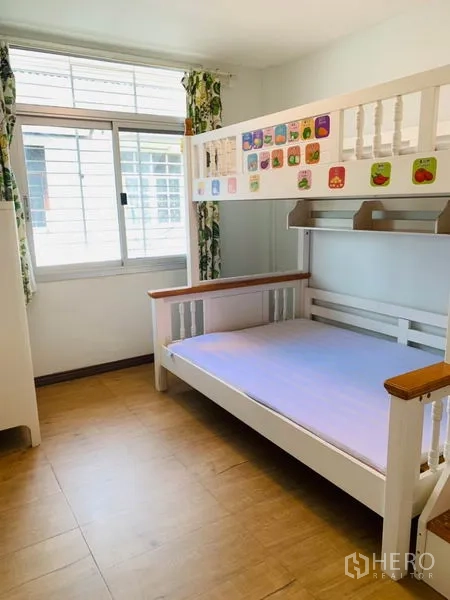 联排别墅 出租或出售在Huai Khwang, Bangkok - 儿童卧室，白色双层床，大窗与木质地板