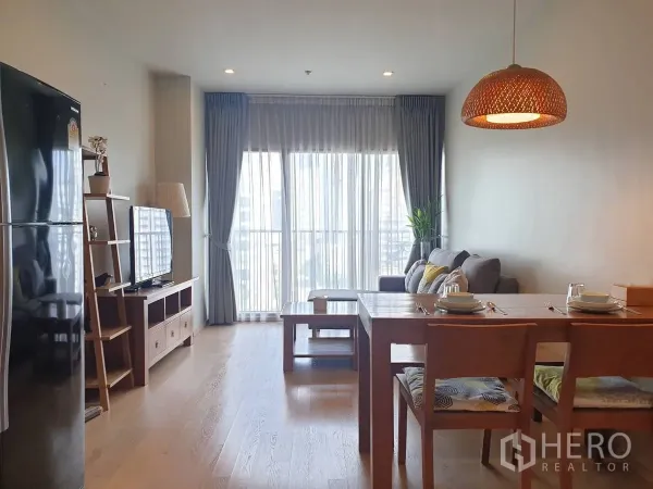 คอนโด ให้เช่าหรือขายในBangkok - พื้นที่นั่งเล่นและรับประทานอาหารแบบโอเพ่นไลท์สว่าง เฟอร์นิเจอร์ไม้ หน้าต่างบานสูงเห็นวิวเมือง