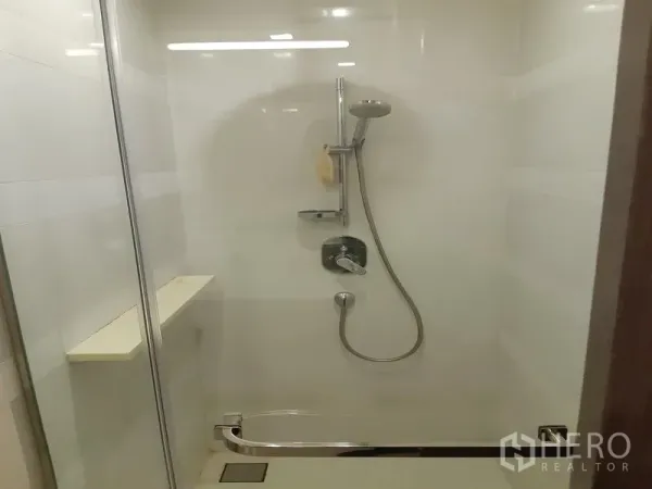 公寓 出售在Khlong Toei, Bangkok - 玻璃淋浴间，配手持花洒与内置置物台