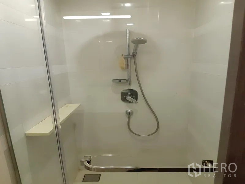 公寓 出售在Khlong Toei, Bangkok - 玻璃淋浴间，配手持花洒与内置置物台