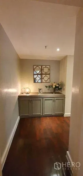 คอนโด ให้เช่าในSathon, Bangkok - โถงทางเข้า พร้อมตู้คอนโซล กระจกตกแต่ง และไฟสีนวล เหนือพื้นไม้สีน้ำตาลเข้ม