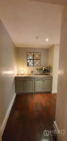 คอนโด ให้เช่าในSathon, Bangkok - โถงทางเข้า พร้อมตู้คอนโซล กระจกตกแต่ง และไฟสีนวล เหนือพื้นไม้สีน้ำตาลเข้ม