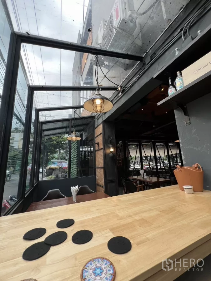 พื้นที่ขายปลีก ให้เช่าในWatthana, Bangkok - เคาน์เตอร์บาร์ไม้ติดกระจกสูงจากพื้นจรดเพดานและโคมไฟแขวน