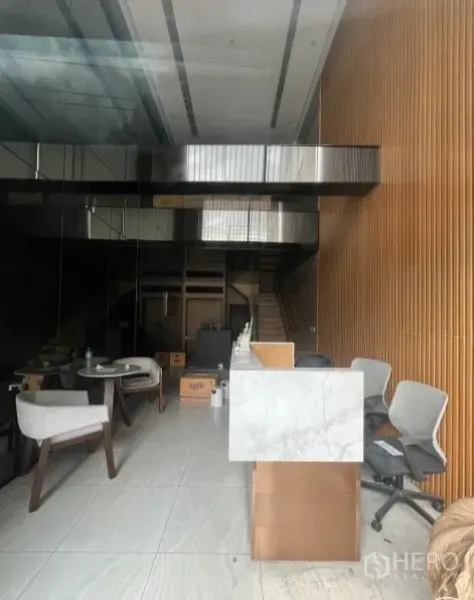 อาคารพาณิชย์ ให้เช่าในWatthana, Bangkok - พื้นที่ชั้นล่างเพดานสูง มีเคาน์เตอร์หินอ่อน ผนังไม้ซี่ พร้อมชั้นลอยและบันไดภายใน