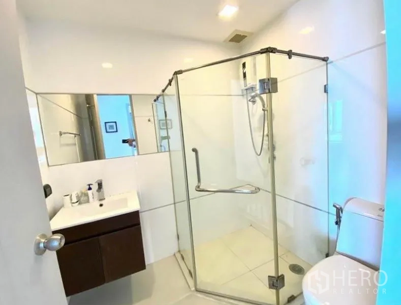 คอนโด ให้เช่าในHuai Khwang, Bangkok - ห้องน้ำแขกพร้อมตู้กระจกอาบน้ำมุม และผนังกระเบื้องสีขาว