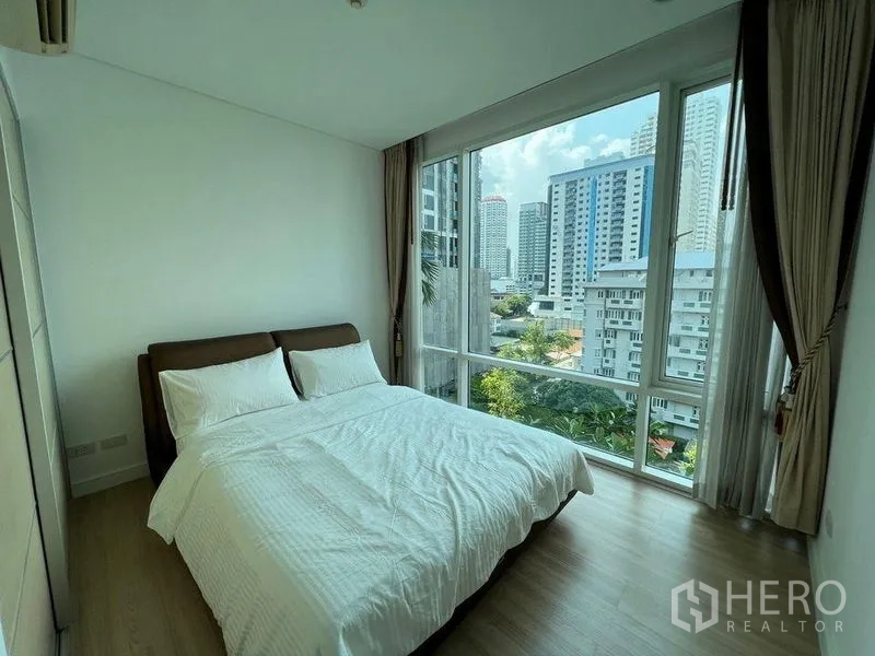 คอนโด ให้เช่าในWatthana, Bangkok - ห้องนอนมุมสว่างพร้อมหน้าต่างเต็มผนังและวิวสกายไลน์เมือง