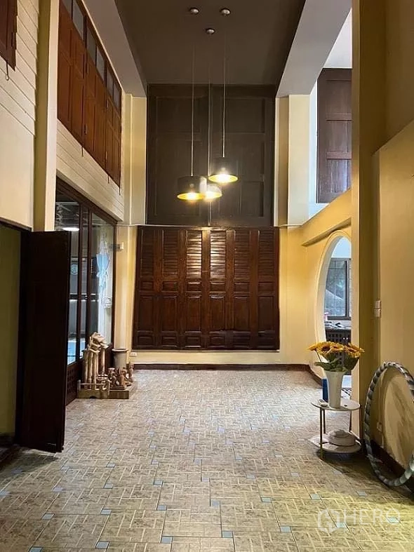 สำนักงานที่บ้าน ให้เช่าในLat Phrao, Bangkok - โถงใหญ่โปร่งเพดานสูง ไฟห้อย และผนังไม้ตกแต่ง