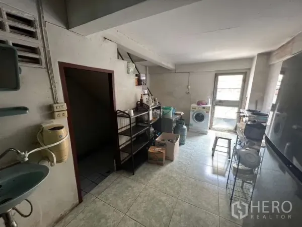 อาคารพาณิชย์ ให้เช่าในKhlong Toei, Bangkok - ห้องอรรถประโยชน์มีชั้นวาง อ่างล้างมือ เครื่องซักผ้า และประตูหลังรับแสงธรรมชาติ