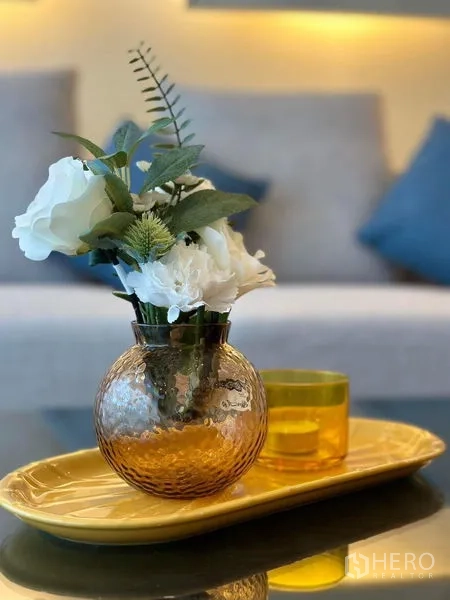 公寓 出租在Bang Rak, Bangkok - 特写：玻璃花瓶与杯子置于黄色托盘上的茶几。