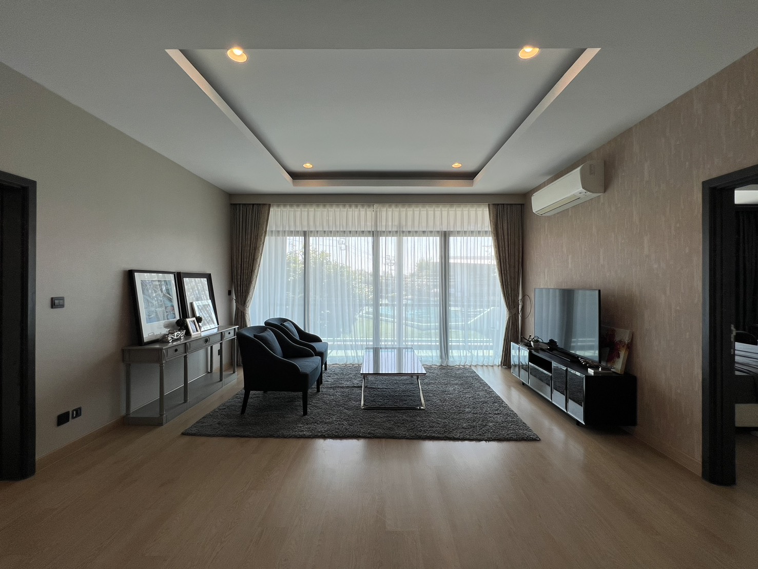 Detached House for rent in Bang Kapi, Bangkok - Upstairs family room opening to a balcony through floor-to-ceiling glass.