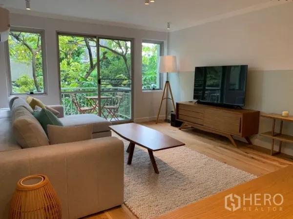 คอนโด ขายในWatthana, Bangkok - ห้องนั่งเล่นกว้างพร้อมทีวี โซฟาเข้ามุม และหน้าต่างบานใหญ่