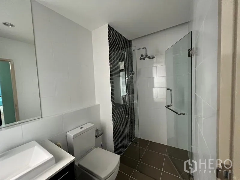 ทาวน์เฮาส์ ให้เช่าหรือขายในKhlong Toei, Bangkok - ห้องน้ำครบฟังก์ชัน มีส่วนอาบน้ำกระจก ผนังโมเสก และโถสุขภัณฑ์