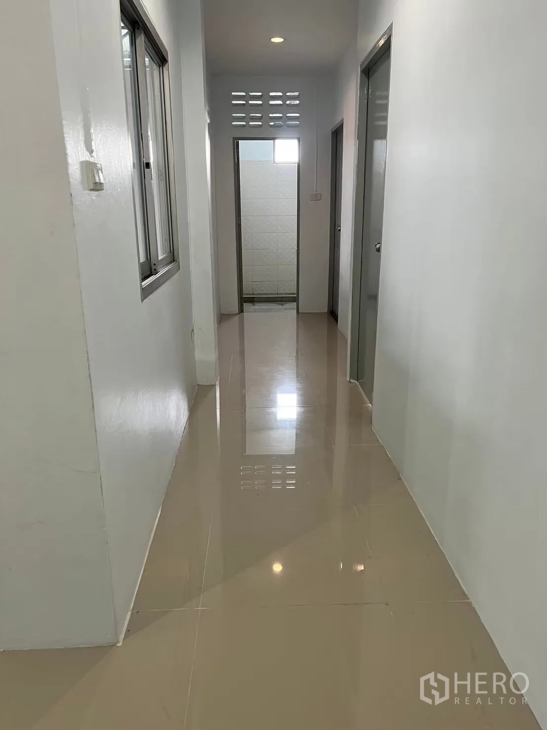 โรงงาน for rent in Bang Bua Thong, Nonthaburi - โถงทางเดินพื้นเงานำไปสู่ห้องน้ำและสำนักงาน