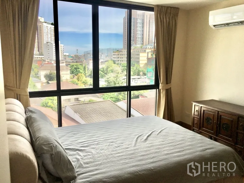 คอนโด ให้เช่าในWatthana, Bangkok - ห้องนอนที่สองพร้อมหน้าต่างสูงจรดเพดานและวิวเมือง