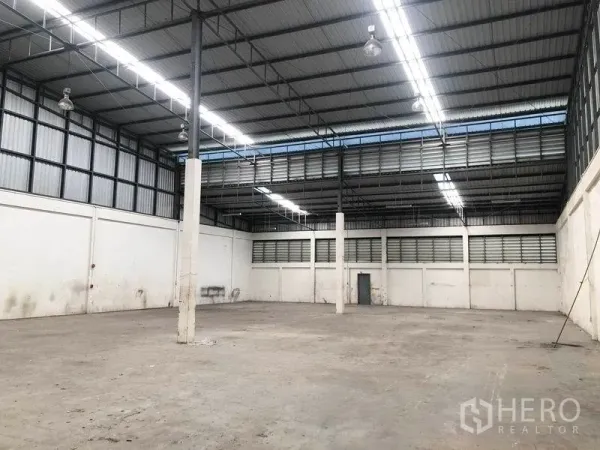 工厂 出租在Pak Kret, Nonthaburi - 高顶生产空间，屋脊采光与通风百叶，空间开阔。